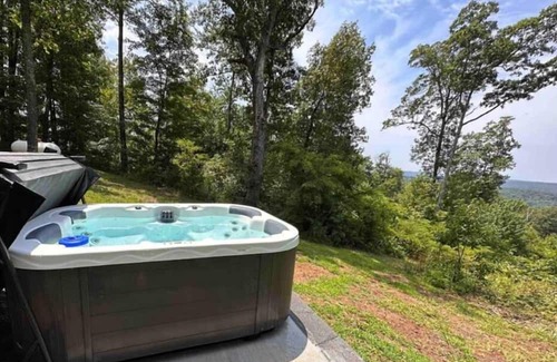 Harrison Cabine | A Still Point Cabin and HOT TUB!