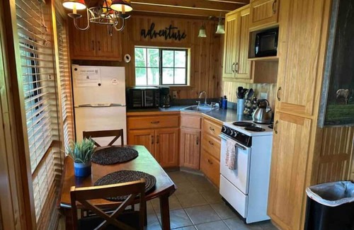 Harrison Cabine | A Still Point Cabin and HOT TUB!