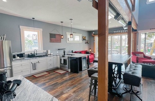 Weeki Wachee Gardens Maison | Weeki Tiki House: Laid-back paradise on the Weeki Wachee River