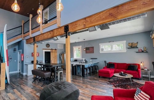 Weeki Wachee Gardens Maison | Weeki Tiki House: Laid-back paradise on the Weeki Wachee River