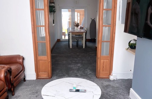 Middleton Maison | Spacious 3-Bedroom Family Home in Quiet Middleton | Minutes from Manchester City