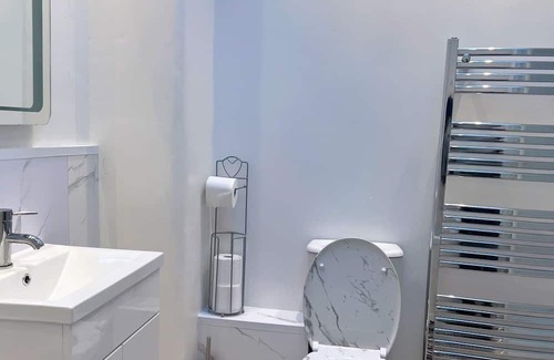 Middleton Maison | Spacious 3-Bedroom Family Home in Quiet Middleton | Minutes from Manchester City