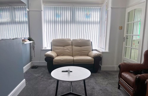 Middleton Maison | Spacious 3-Bedroom Family Home in Quiet Middleton | Minutes from Manchester City