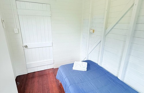 Emu Park Station Balnéaire | Beach Dorm accommodation with shared toilet & shower