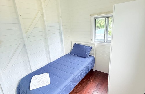 Emu Park Station Balnéaire | Beach Dorm accommodation with shared toilet & shower