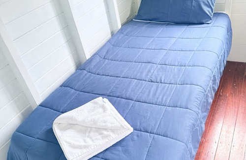 Emu Park Station Balnéaire | Beach Dorm accommodation with shared toilet & shower