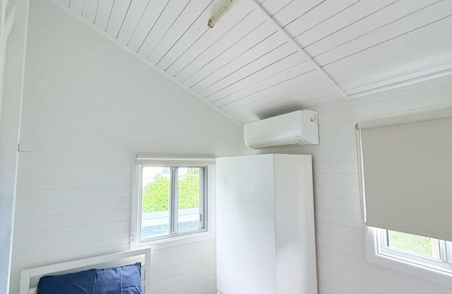 Emu Park Station Balnéaire | Beach Dorm accommodation with shared toilet & shower