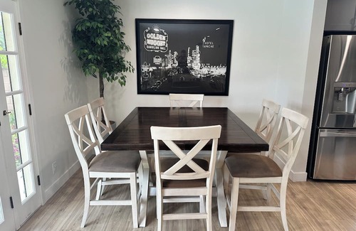 Northridge Maison | Spacious 5-bedroom house in enchanting Northridge with WiFi, AC