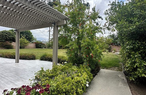 Northridge Maison | Spacious 5-bedroom house in enchanting Northridge with WiFi, AC