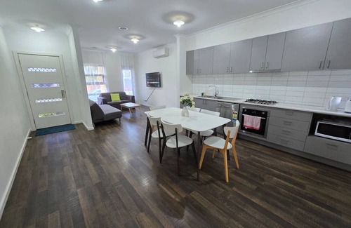 Pakenham Maison | 7 Serenity Home 3-bedroom house with WiFi and AC in peaceful Pakenham
