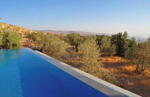 Al-Maghtas Maison | ★ Spacious Retreat ★ Stunning Views, Pool, Art