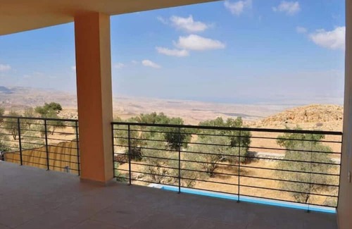 Al-Maghtas Maison | ★ Spacious Retreat ★ Stunning Views, Pool, Art