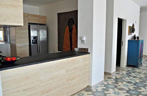 Al-Maghtas Maison | ★ Spacious Retreat ★ Stunning Views, Pool, Art