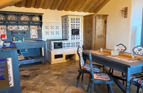 Bran Maison | Charming 2-bedroom house in brilliant Bran with WiFi