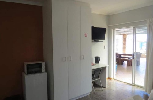 Fichardt Park Appartement | Orchard Guesthouse Double Room with Pool View 2
