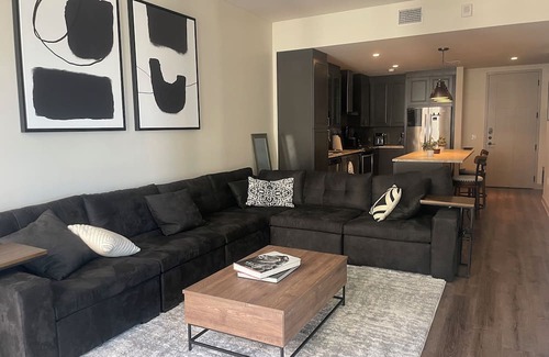Uptown Appartement | Ascent Victory Park Apartments Unit 1908