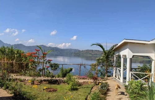 Ruhondo Appartement | LAKE RUHONDO FAMILY ROOM near lake Ruhondo in twin lake region with volcanoView