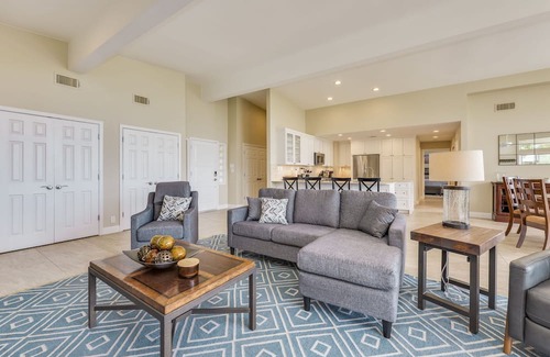 Lakeway Maison | ﻿Old Lakeway with Lake View and Swim Spa. 30 Day Minimum.