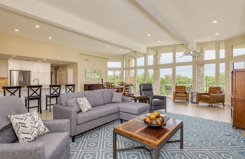 Lakeway Maison | ﻿Old Lakeway with Lake View and Swim Spa. 30 Day Minimum.
