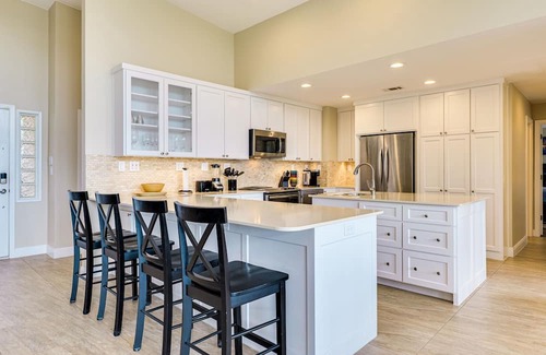 Lakeway Maison | ﻿Old Lakeway with Lake View and Swim Spa. 30 Day Minimum.