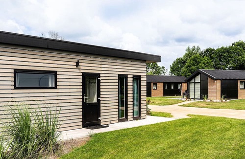 Vleteren Chalet De Ski | Modern Lakeside Chalet, 2BR , Garden Views , Peaceful Escape