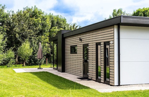 Vleteren Chalet De Ski | Modern Lakeside Chalet, 2BR , Garden Views , Peaceful Escape