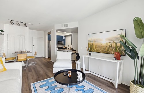 Marina del Rey Appartement | Coastal Retreat: 2BDR Apt in Marina Del Rey – Pool, Gym & Free Parking