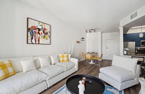 Marina del Rey Appartement | Coastal Retreat: 2BDR Apt in Marina Del Rey – Pool, Gym & Free Parking