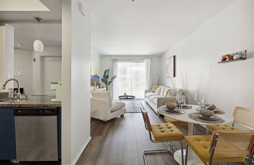 Marina del Rey Appartement | Coastal Retreat: 2BDR Apt in Marina Del Rey – Pool, Gym & Free Parking