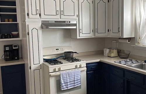 Chisholm Maison | Cozy 20s Vintage 2BR House in Chisholm