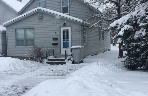 Chisholm Maison | Cozy 20s Vintage 2BR House in Chisholm
