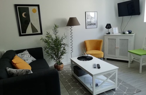 Bezu-le-Guery Appartement | Agréable studio tout près de vignes champs et bois très bien situé pour rayonner