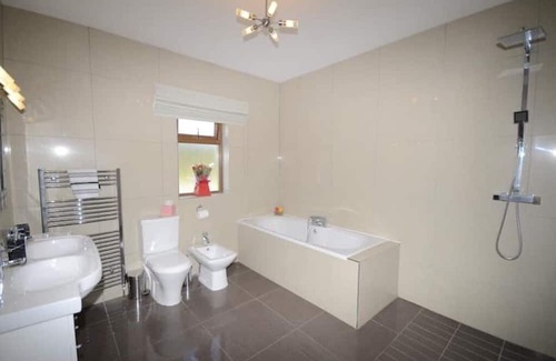 Ballymacarthur Lit Et Petit-Déjeuner | Lodges Estate: Spacious Retreat for Up to 10 Guests