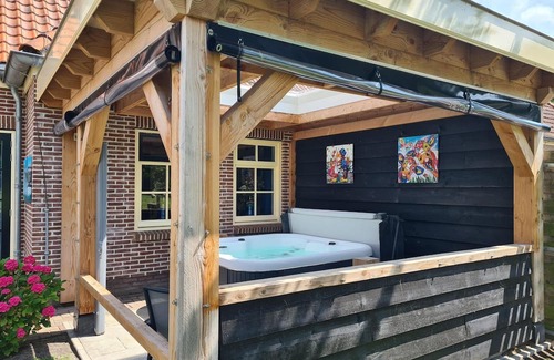 Oudeslius Maison | Have a unique experience in the Boerderijkamer with private outdoor hot tub , breathtaking views and comfortable amenities. Enjoy a carefree stay with fresh rolls and delicious coffee every day and explore the surrounding area, the beach, Callantsoog