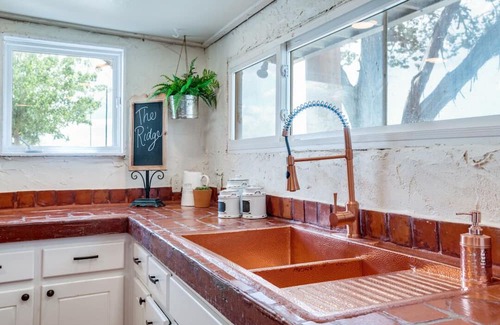 Mineral Wells Maison | Gorgeous Ridge View Retreat.Historic Casa.Sleeps 11 .Walk to River. ADA Acc.