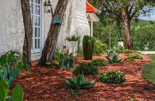 Mineral Wells Maison | Gorgeous Ridge View Retreat.Historic Casa.Sleeps 11 .Walk to River. ADA Acc.