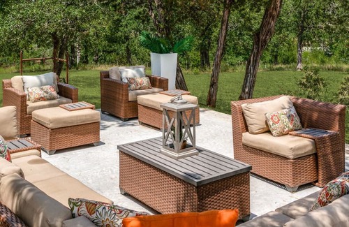 Mineral Wells Maison | Gorgeous Ridge View Retreat.Historic Casa.Sleeps 11 .Walk to River. ADA Acc.