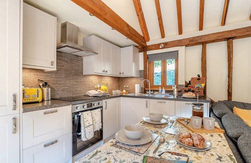 Stonegate Maison | Little Bewl Bridge Stable
