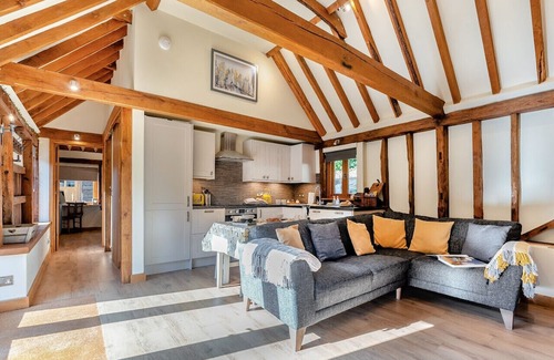 Stonegate Maison | Little Bewl Bridge Stable