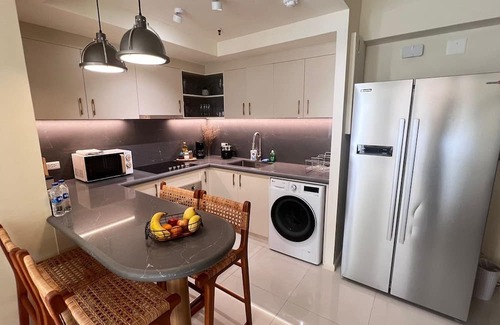Downtown Appartement | Spacious and Cozy 3-Bedroom Apartment with WiFi, AC in Poblacion Makati