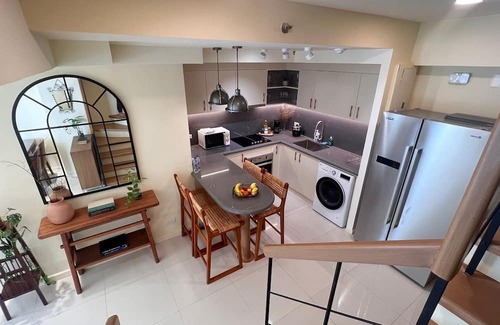 Downtown Appartement | Spacious and Cozy 3-Bedroom Apartment with WiFi, AC in Poblacion Makati