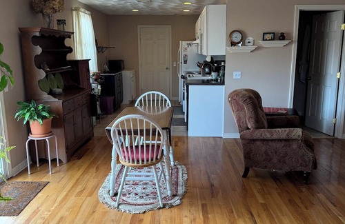 Swansea Appartement | Airy and sunny 2nd floor, privately accessed 1 bedroom apartment in Swansea, MA.