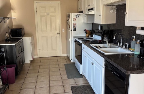 Swansea Appartement | Airy and sunny 2nd floor, privately accessed 1 bedroom apartment in Swansea, MA.