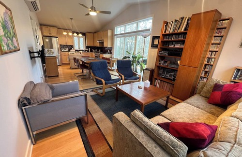 Hadley Maison | Charming 3-bedroom 2-bathroom house with AC, WiFi in beautiful Amherst, MA