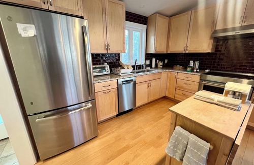 Hadley Maison | Charming 3-bedroom 2-bathroom house with AC, WiFi in beautiful Amherst, MA