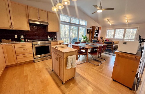 Hadley Maison | Charming 3-bedroom 2-bathroom house with AC, WiFi in beautiful Amherst, MA