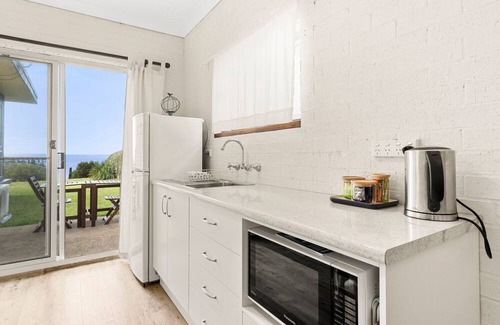 Callala Beach Cabine | Quay's Cabin - Absolute Beachfront with Views