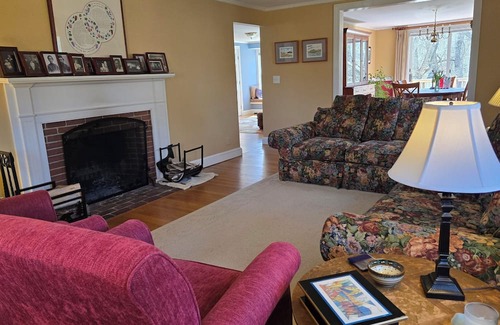 Lexington Maison | Boston adjacent,spacious 5-bedroom house with AC in charming historic Lexington