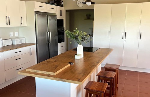 Jeffreys Bay Maison | Spacious 7-bedroom house in Marvelous Jeffreys Bay with WiFi