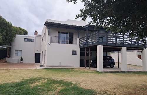Jeffreys Bay Maison | Spacious 7-bedroom house in Marvelous Jeffreys Bay with WiFi